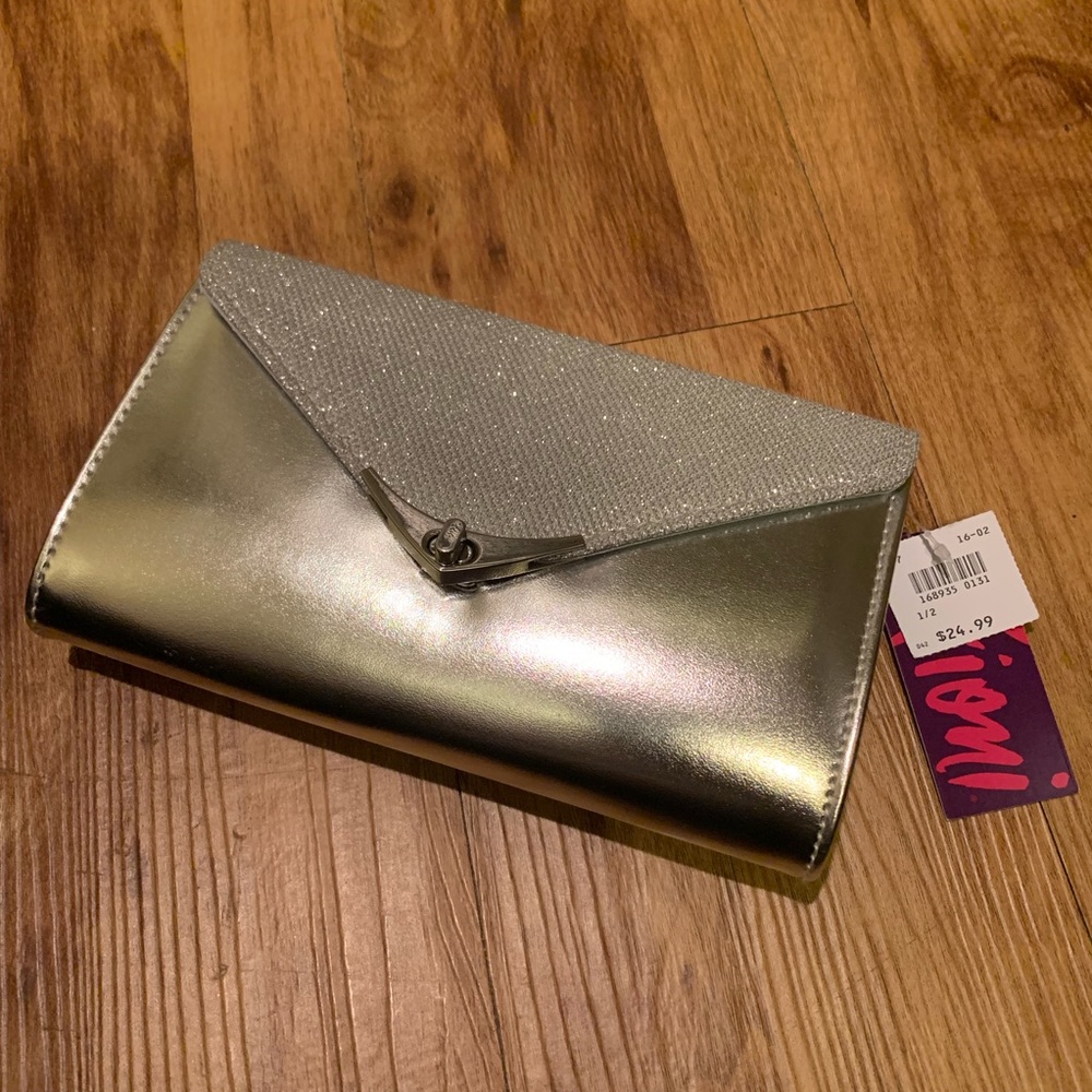 🔥MOVING SALE🔥 NWT silver clutch with chain